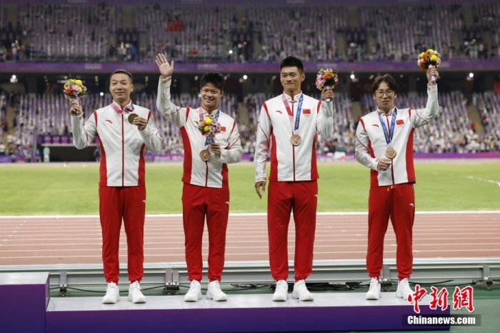 运动员纷纷登上领奖台，震撼现场